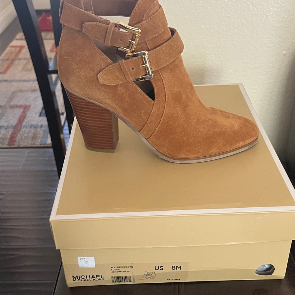 Michael Kors Tan Suede Heeled Boots
USED 2 times great condition